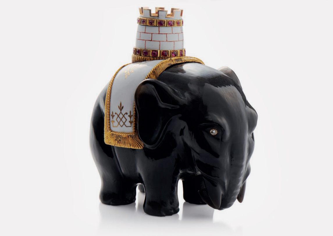 Фигурка слона с башней. Выполнена из обсидиана, украшена золотом и драгоценными камнями. Fabergé, мастер Михаил Перхин. Санкт-Петербург, около 1890 года. Продан за £237,500 / фото Christieʹs
