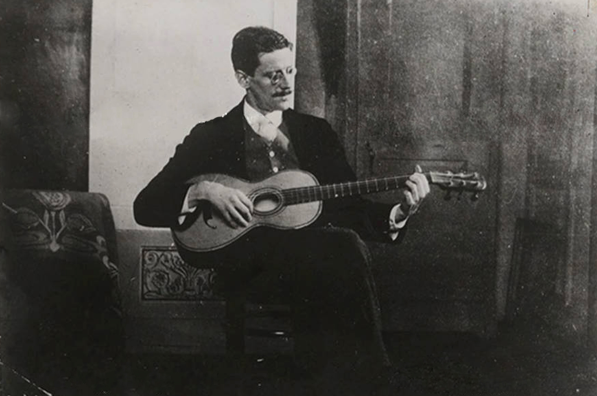 Джойс с гитарой. Триест, 1915. Фото из архива Университета Буффало