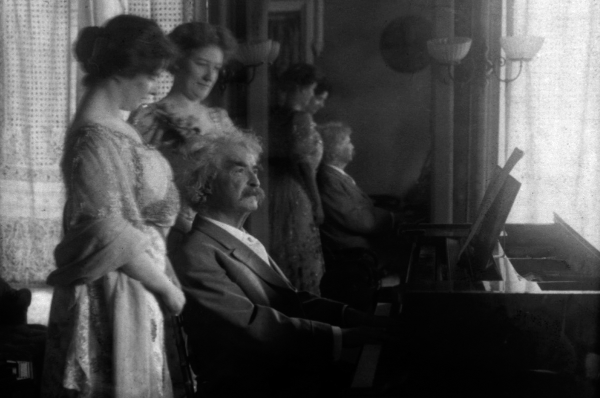 Марк Твен за фортепиано, 1908. Фото из архива Библиотеки Конгресса США