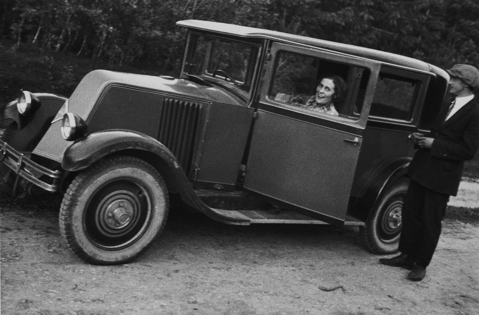 Лиля Брик за рулём Renault, подаренного ей Владимиром Маяковским, 1929