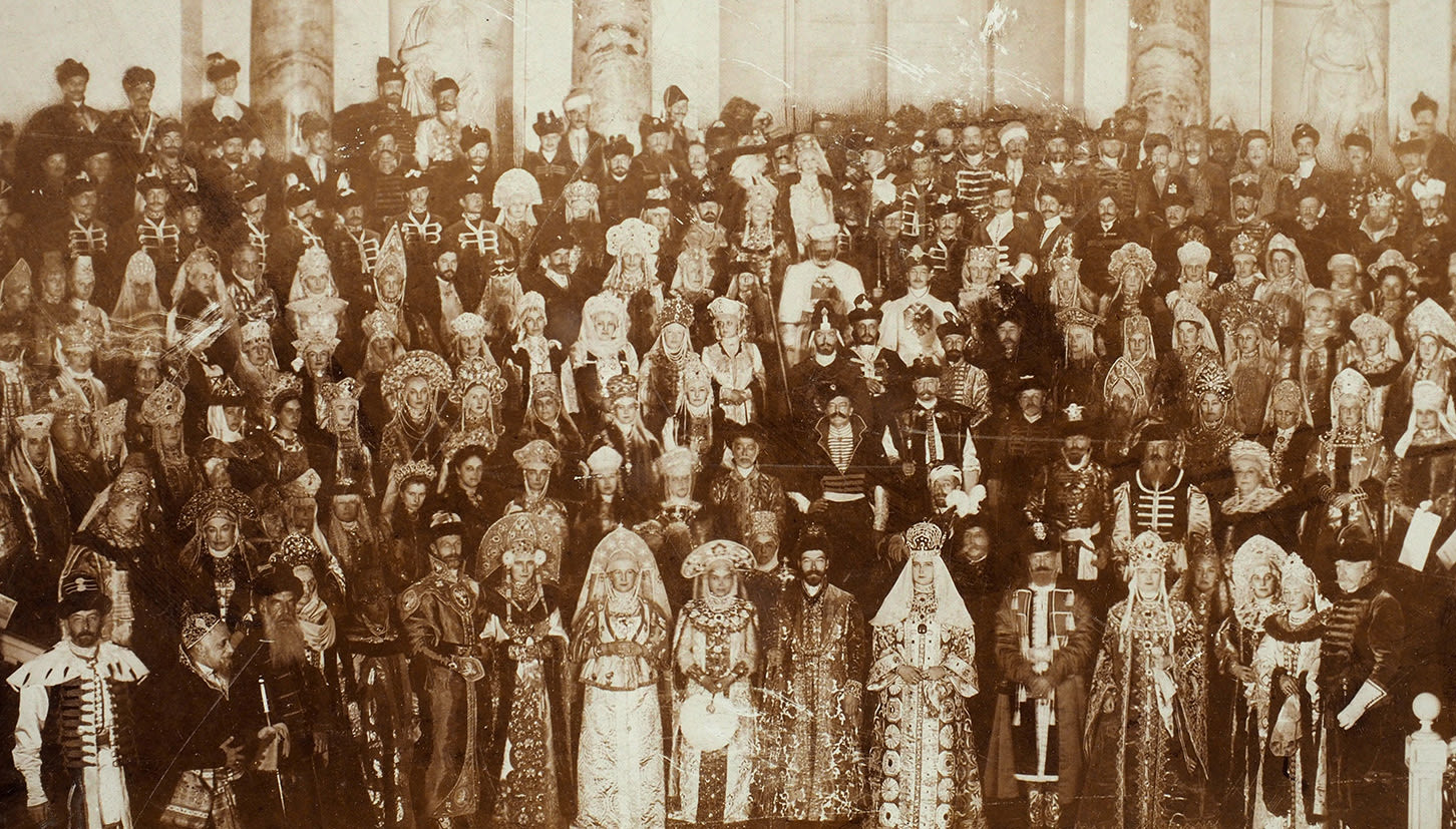 Историческая фотография придворного бала-маскарада 1903 года
