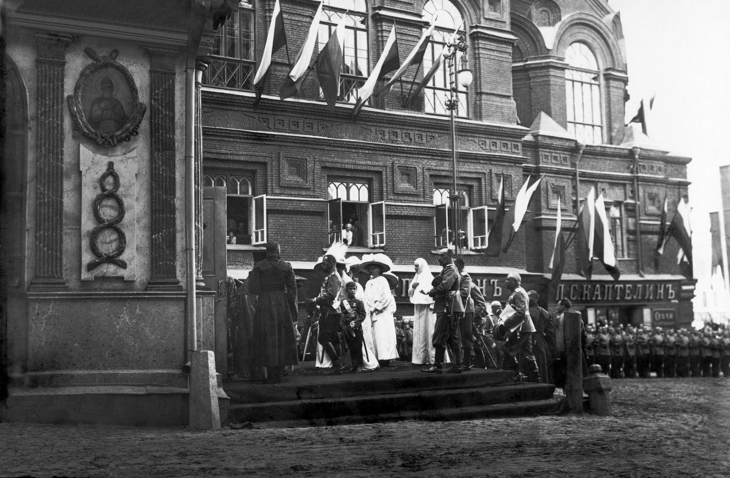 Цесаревич Алексей с семьей прибывает в Иверскую часовню в мае 1912