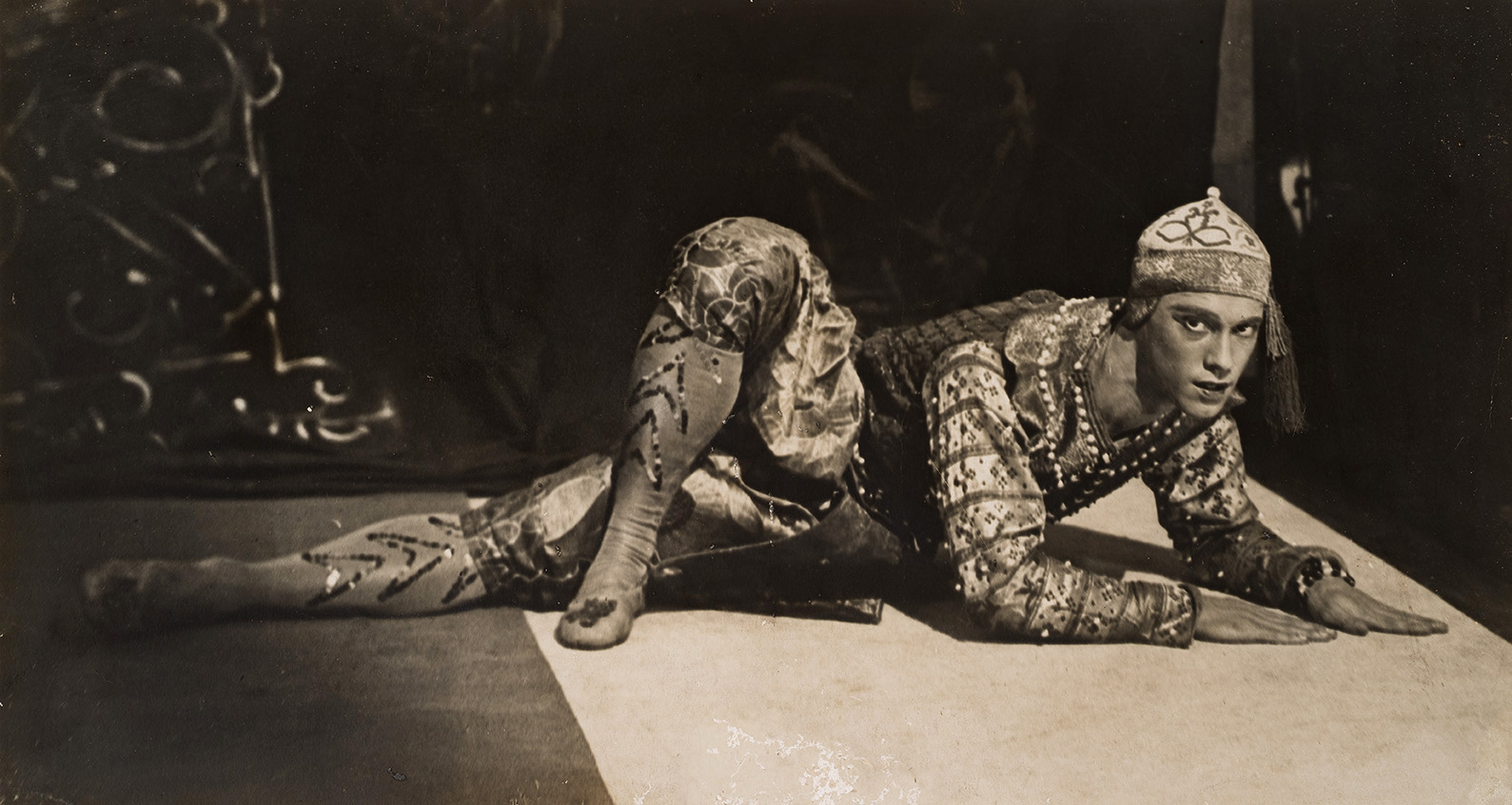 Вацлав Нижинский в саду Жака-Эмиля Бланша, 1910. Фото Эжена Дрюэ