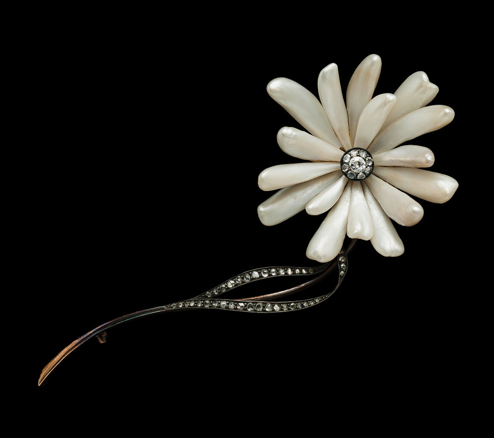 Брошь Tiffani с жемчугом в форме крылышек из реки Миссисипи, Коллекция Музеев Катара
