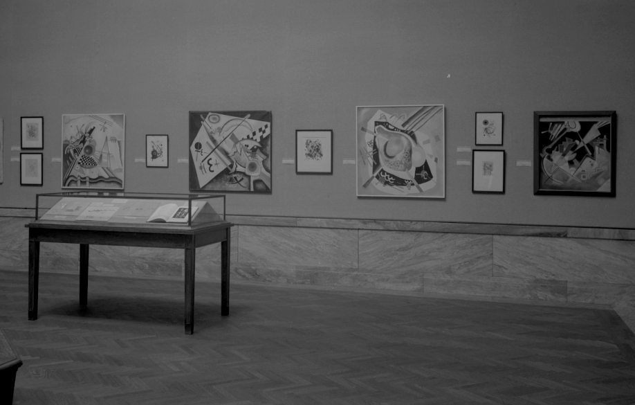 Вид картины В. Кандинского на выставке в Художественном музее Кливленда, 1937 / Картина «Tiefes Braun» (С) 2022 Artists Rights Society (ARS), Нью-Йорк / фотография, 1937. Архив Художественного музея Кливленда