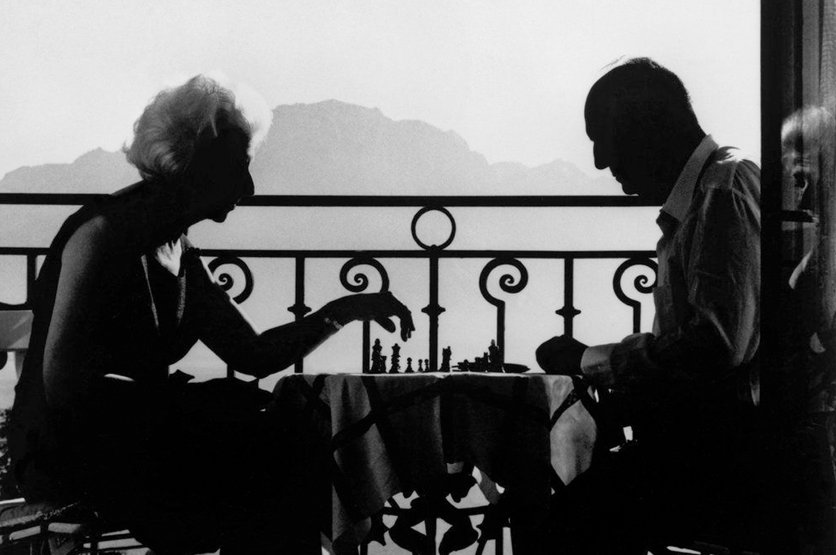 Легендарный кадр: Владимир Набоков со своей женой Верой играют в шахматы на балконе отеля в Монтрё. Фотограф — Филипп Халсман