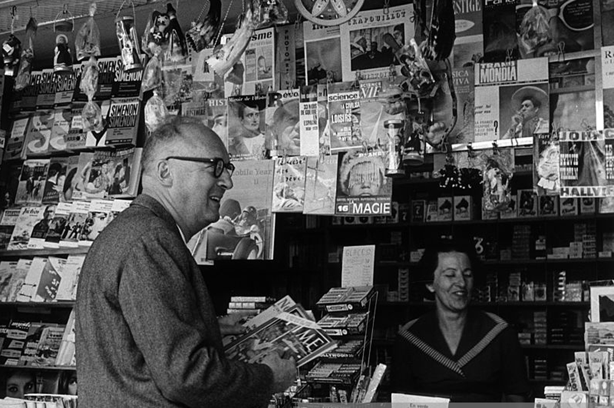 Набоков у газетной лавки, 1965. Фотограф — Хорст Таппе